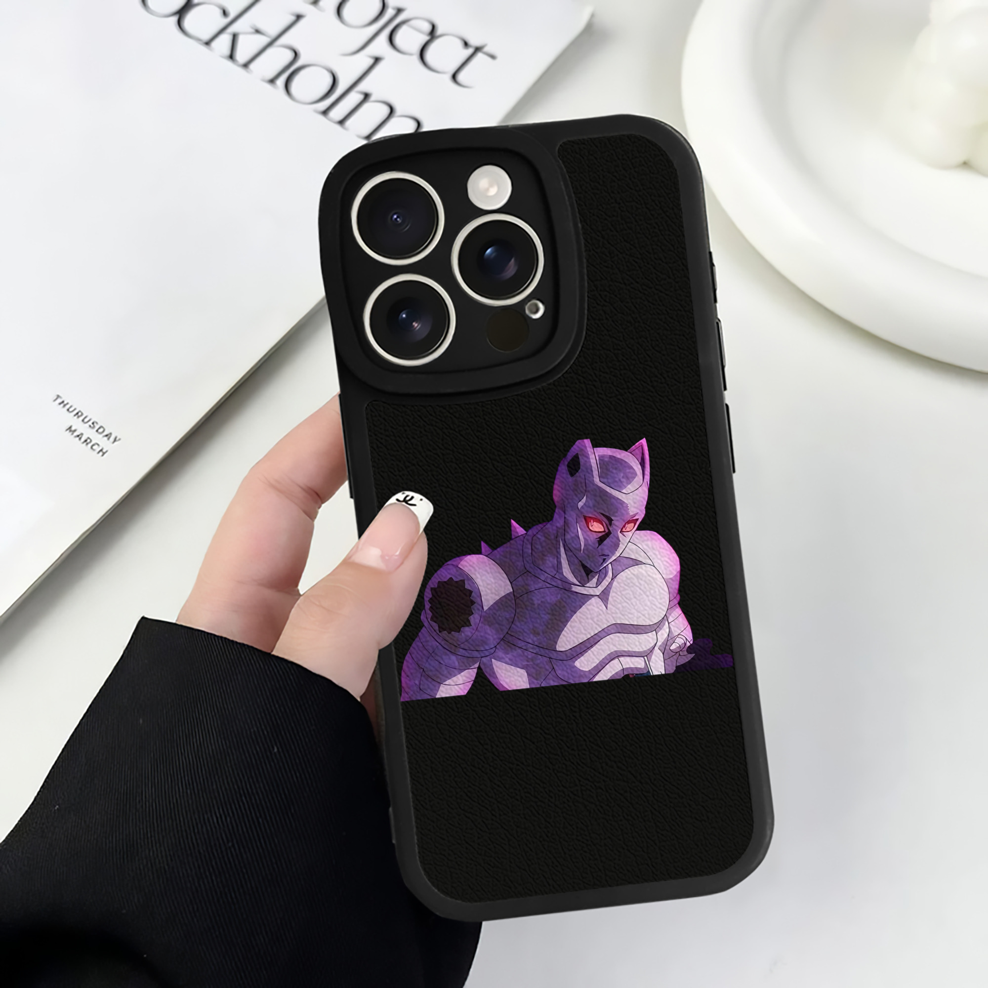 （画像用） ジョジョの奇妙な冒険 きら よしかげ JoJo's Bizarre Adventure Kira Yoshikage 【iPhone 16シリーズ対応】シリコンスマホケース（レザー調） 材質：シリコン